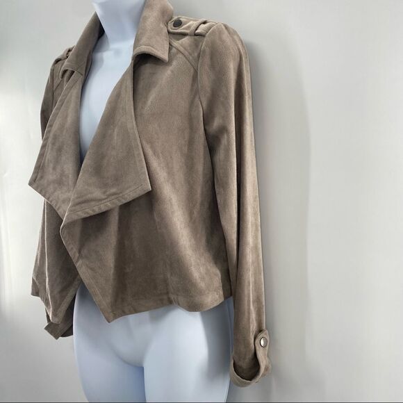 CUPCAKES & CASHMERE Robin Faux Suede Drape Front Cropped Moto Jacket - Picture 5 of 10